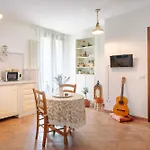 Ema\'S Guest House